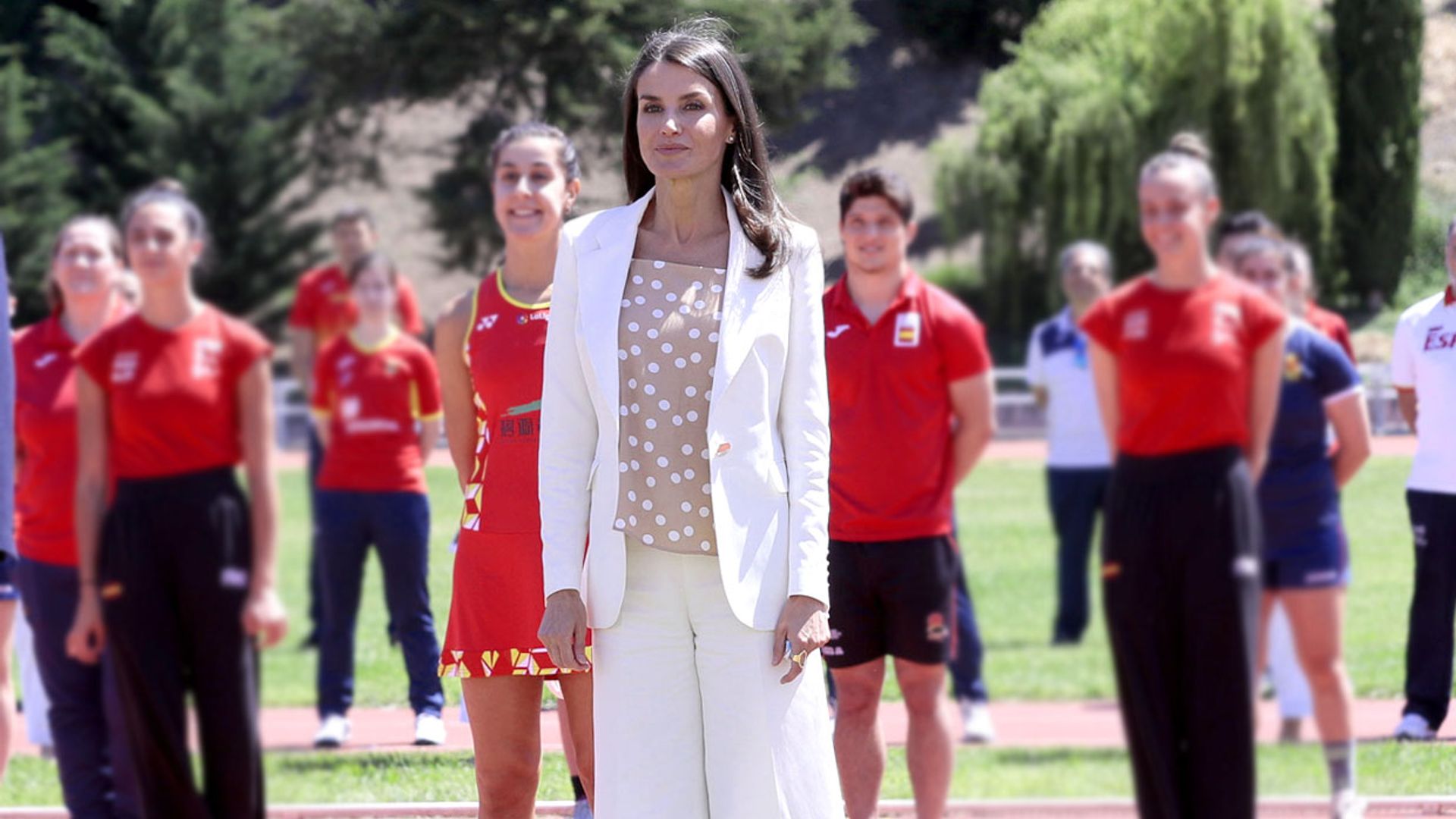 La Reina sorprende con su look más primaveral y alpargatas