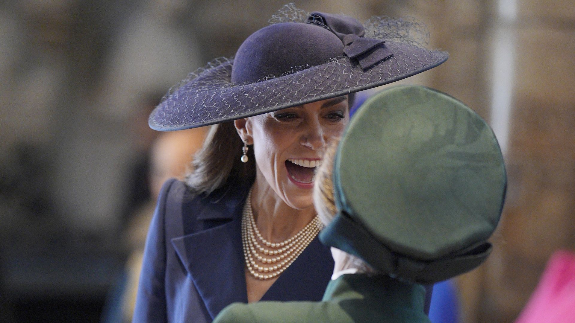 Ni beso ni drama: Kate Middleton y la princesa Ana convierten un saludo torpe en pura complicidad