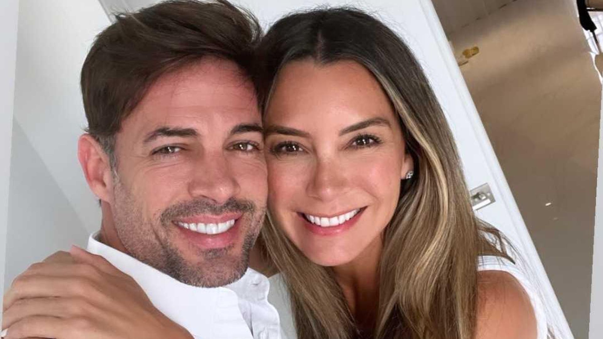 Elizabeth Gutiérrez y William Levy, más unidos que nunca, ponen juntos su árbol de Navidad