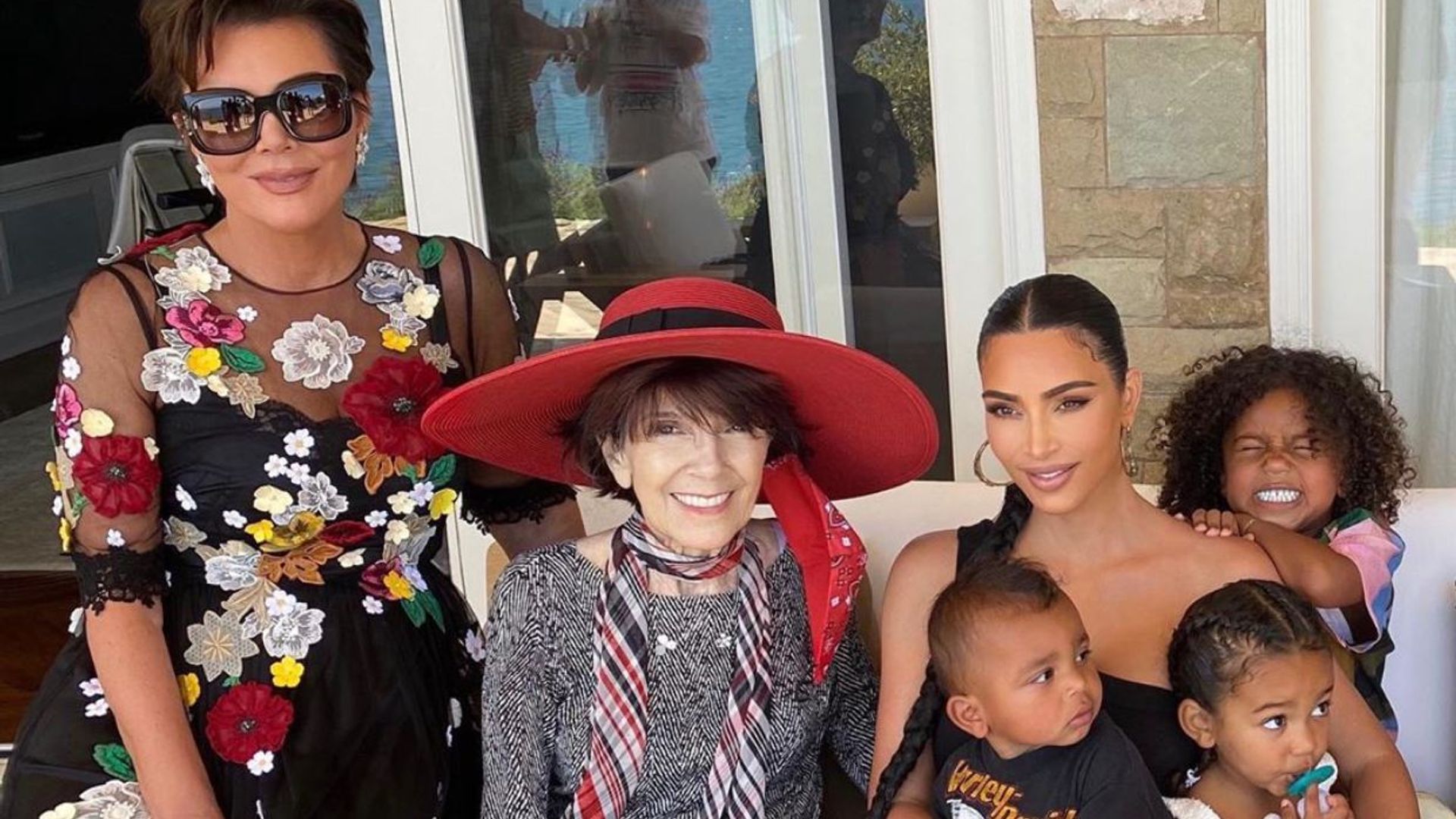 Un pastel de rosas y un concierto en vivo: así celebra Kim Kardashian el cumpleaños de su abuela