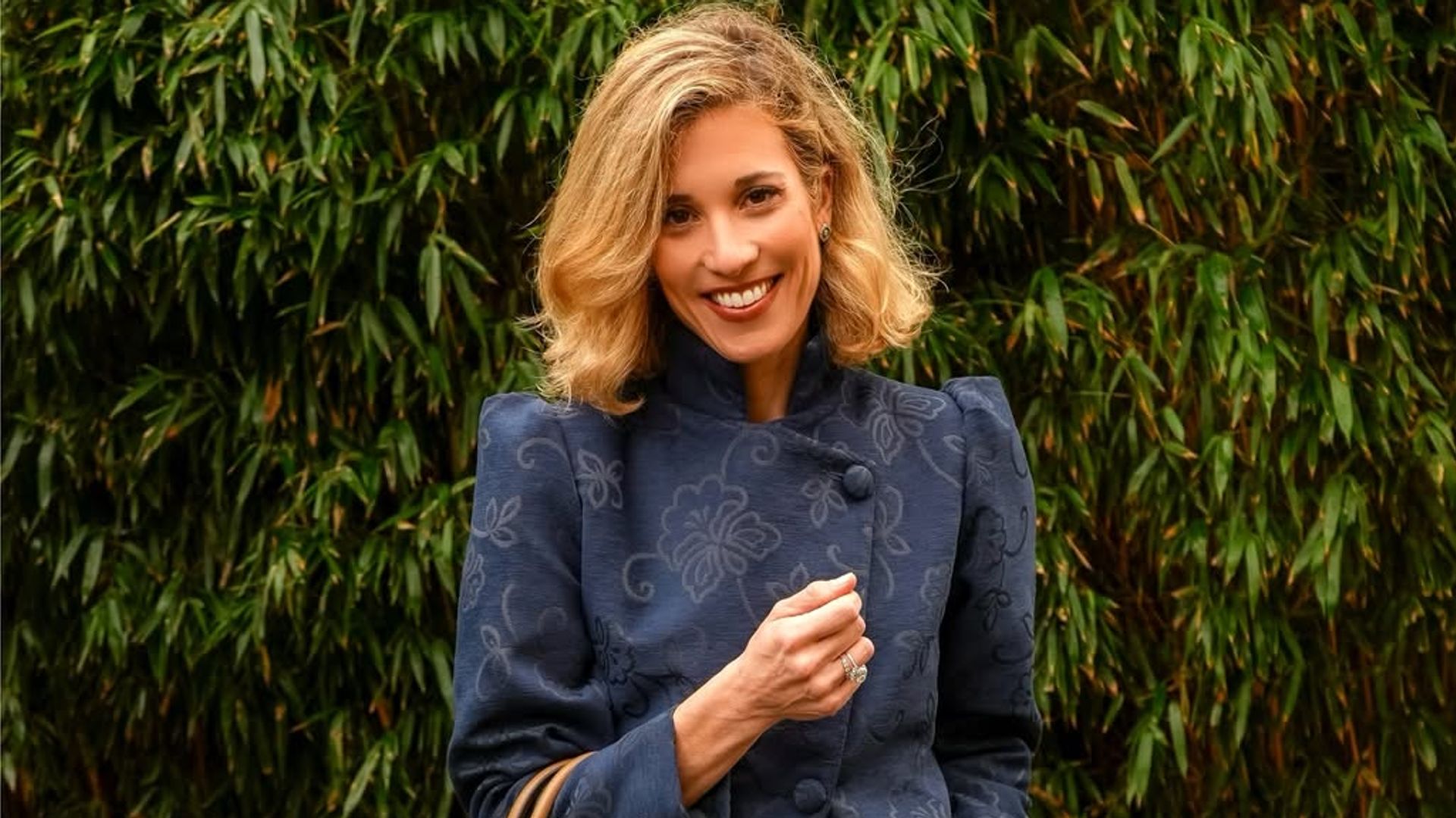 Inés de Cominges recupera la tendencia del maxi bolso que ya llevaron las gemelas Olsen en los 2000.