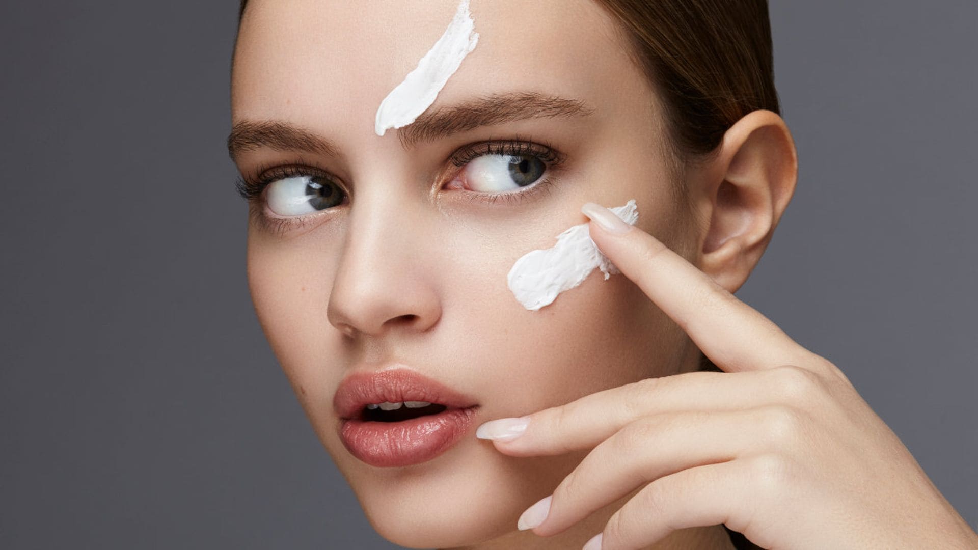 Cosméticos y tratamientos que remodelan el óvalo facial con un 'efecto lifting' inmediato