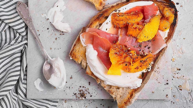tostada con queso crema jamon y naranja caramelizada