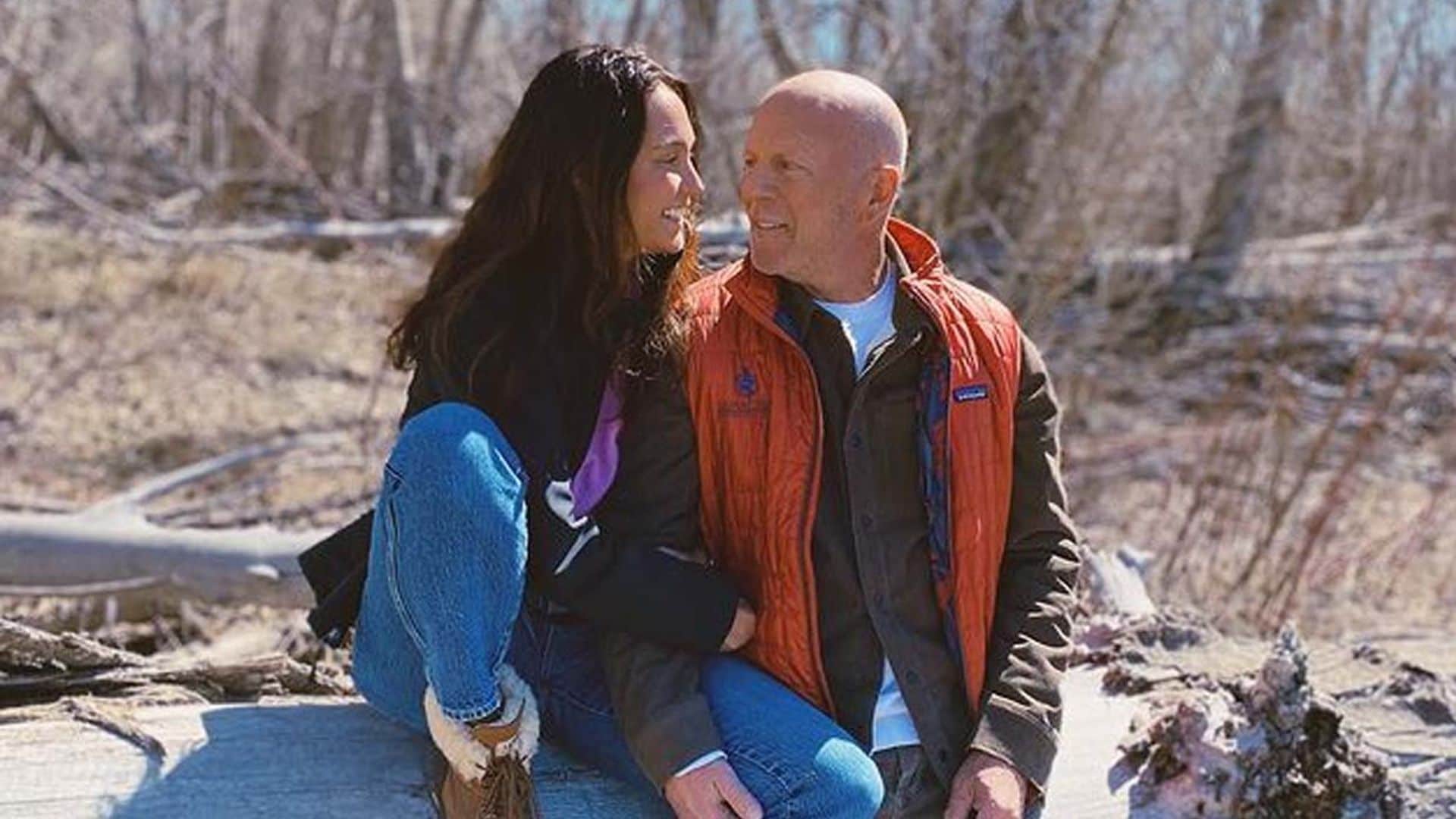 La esposa de Bruce Willis comparte imágenes inéditas de los dos para despedir el año más difícil del actor