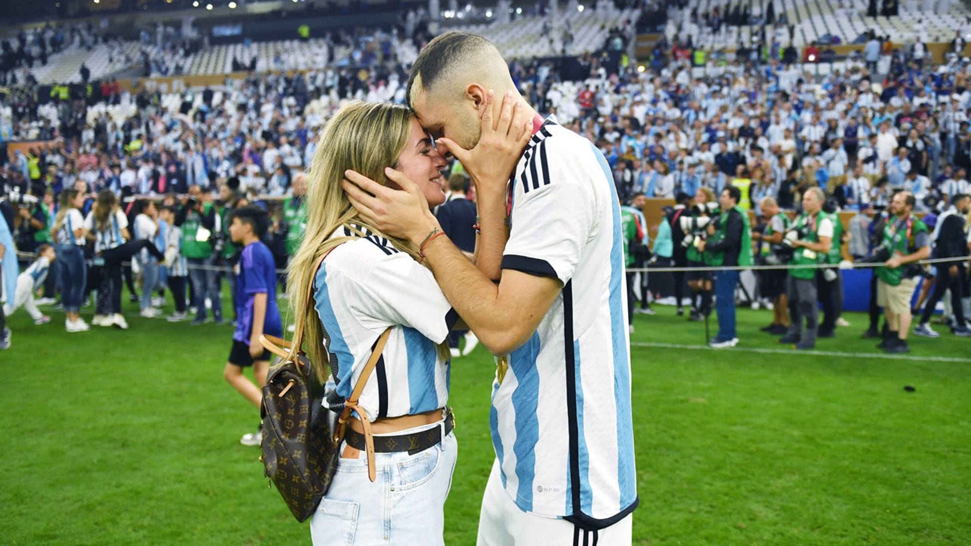Las mujeres de los jugadores argentinos saltan al campo para celebrar el triunfo en el Mundial