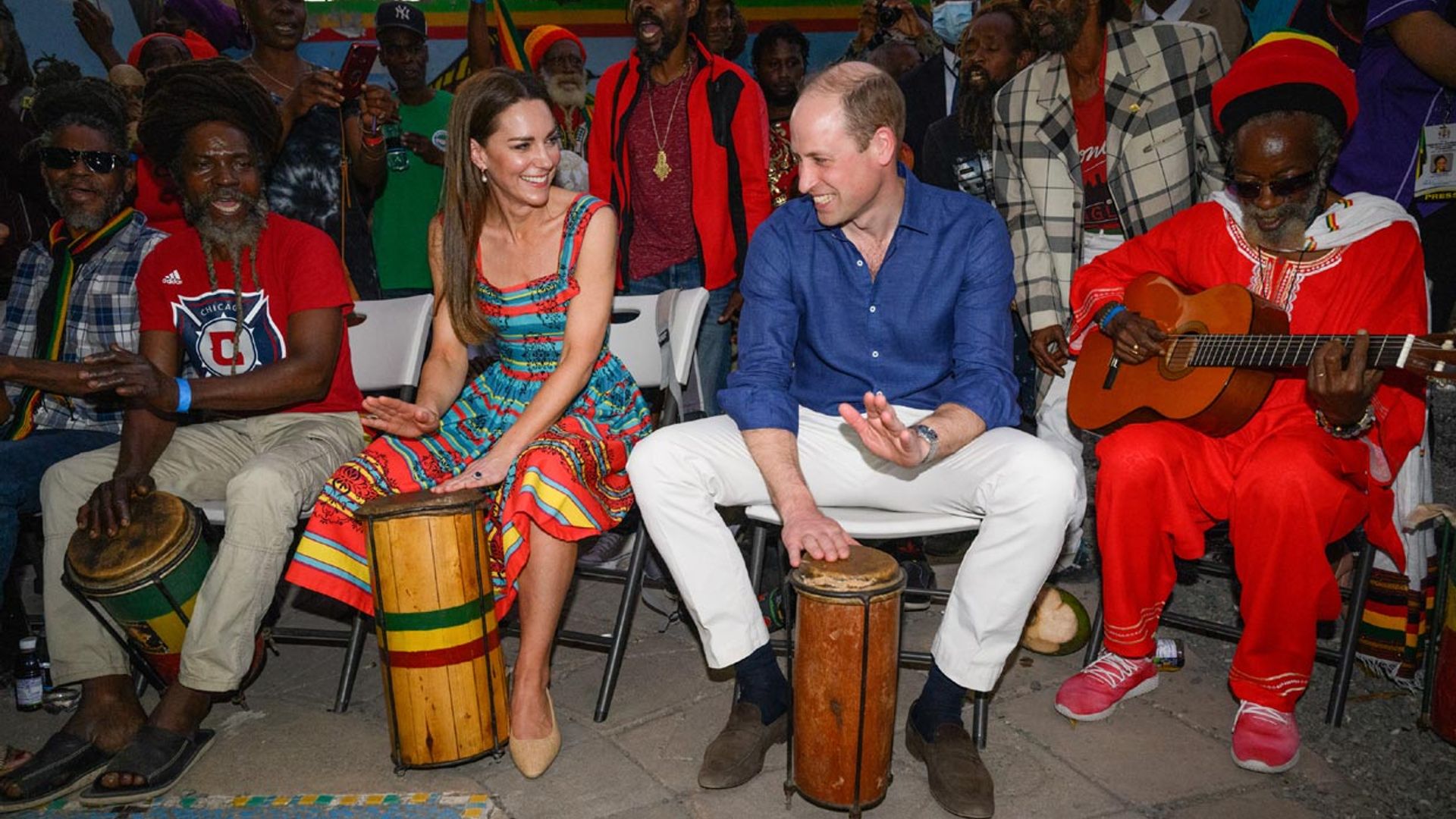 Los duques de Cambridge visitan la casa de Bob Marley y se hacen un divertido 'selfie' en su primera jornada en Jamaica