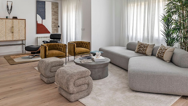Salón con sofá moderno en gris y butacas