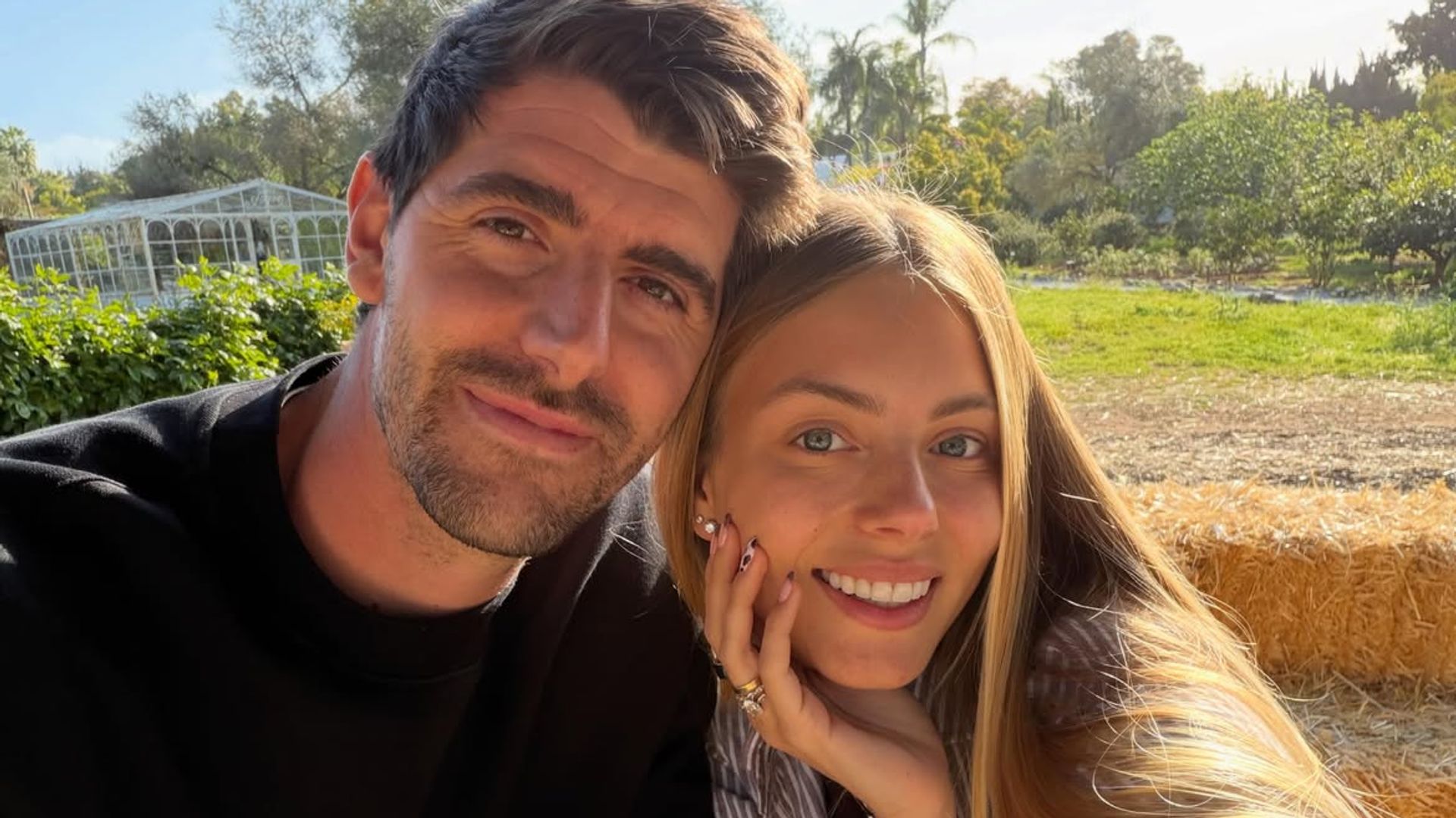 mishel gerzig y Courtois posan románticos
