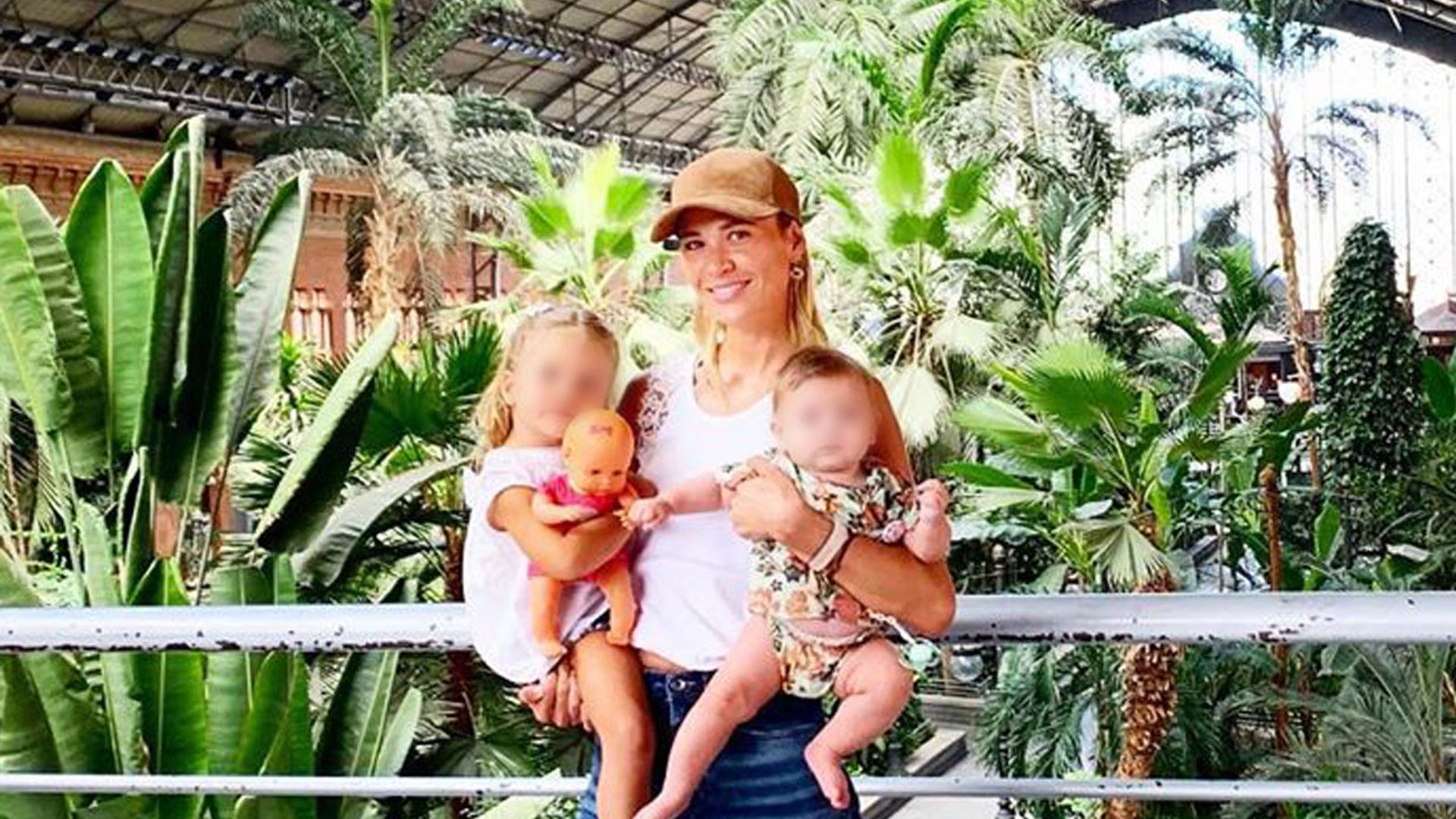 ¡Como una niña! Carla Pereyra disfruta con las ocurrencias de sus dos pequeñas en el parque