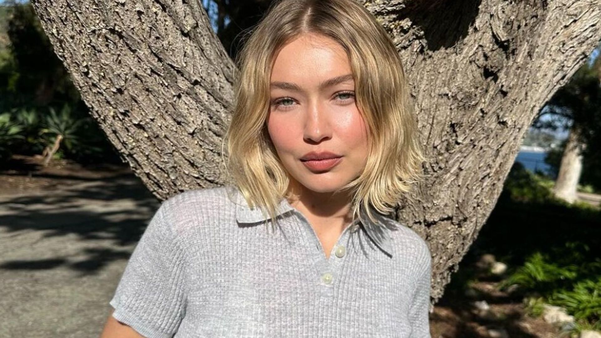 Gigi Hadid nos muestra cómo lucir ‘grandpa-chic’ con mocasines y calcetines