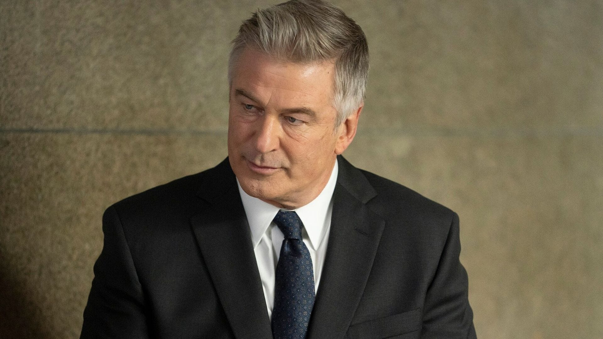 Alec Baldwin y su emotivo abrazo con los familiares de Halyna Hutchins