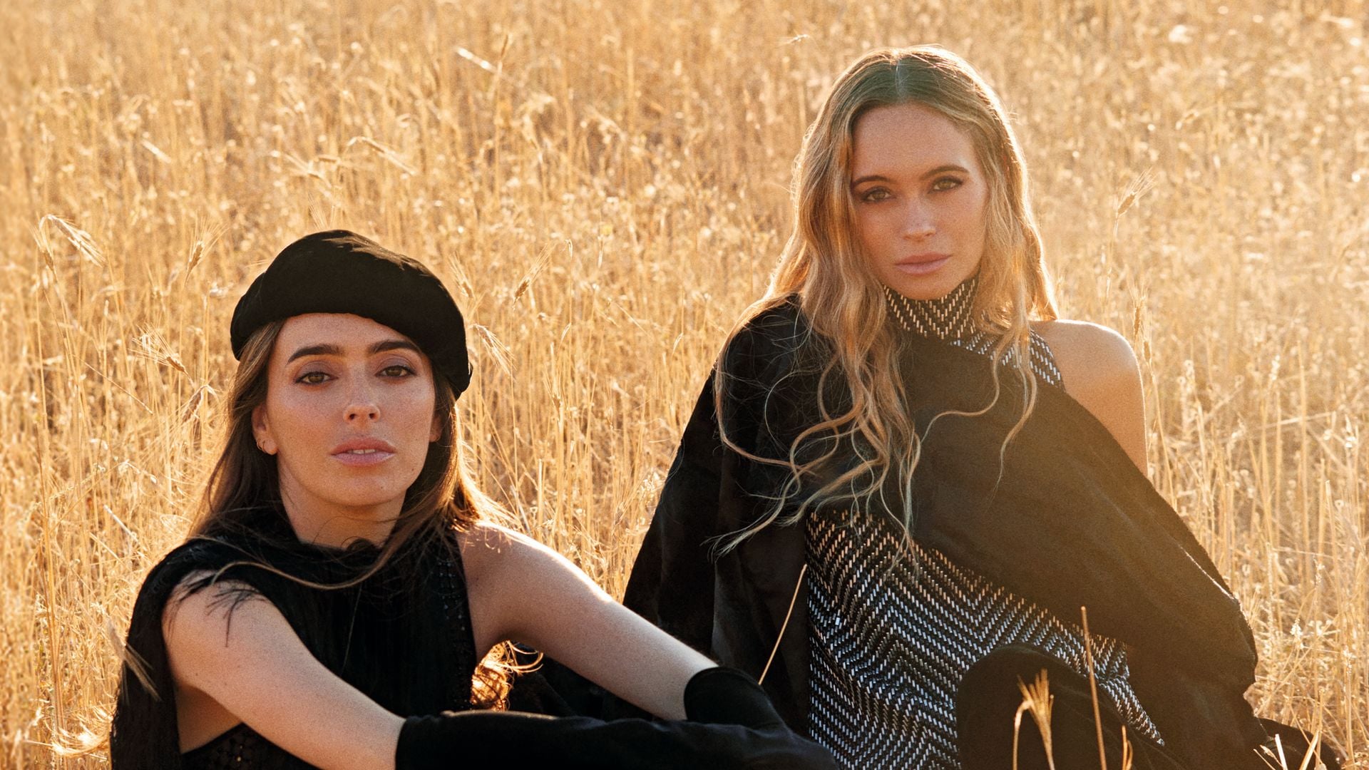 Julia (a la izquierda, con zapatos de Aquazzura) y Rocío posan con "total looks" de Emporio Armani. Estas dos hermanas sevillanas, que reconocen ser muy distintas en su forma de ser, comparten su amor por "El Cerro", el paraíso natural de su familia en Carmona. "Lo sentimos como una responsabilidad y una herencia que queremos mantener y proteger", nos dicen