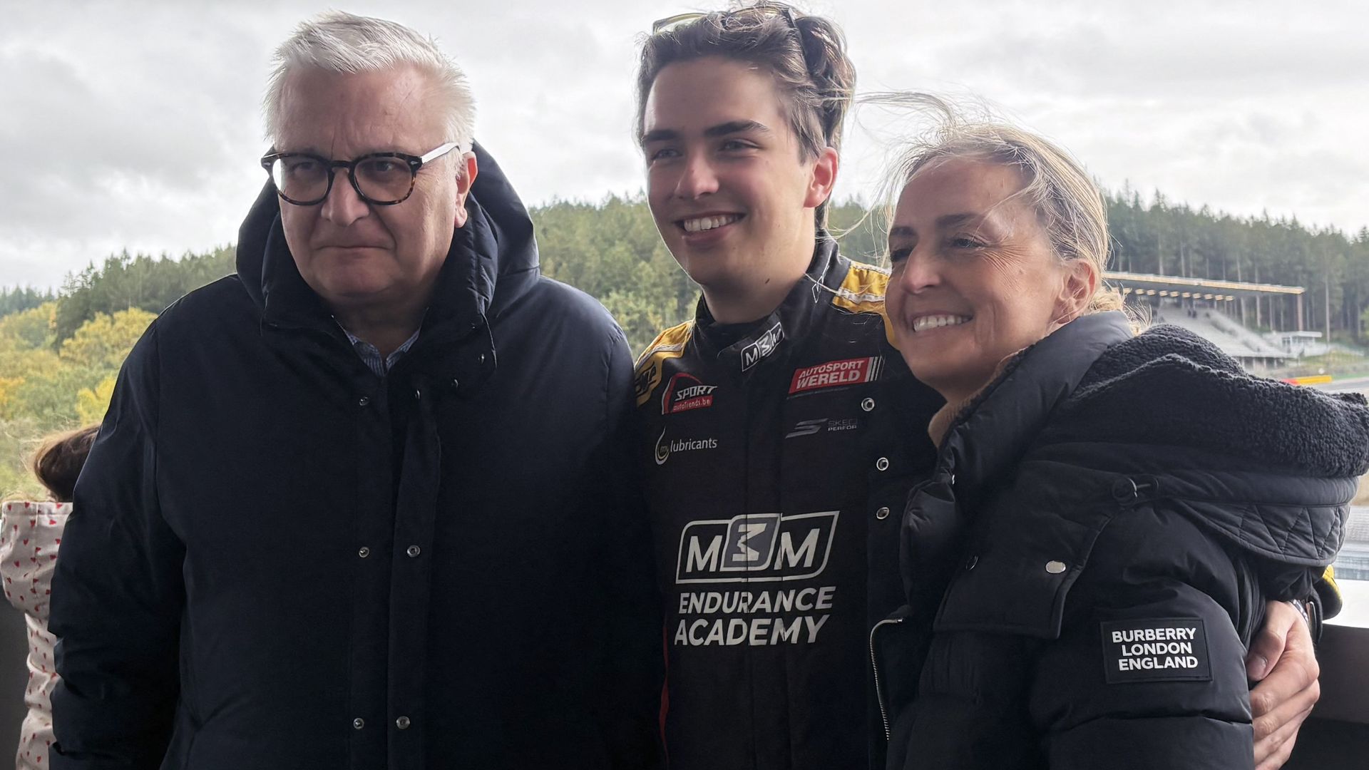 Aymeric con sus padres, los príncipes Laurent y Claire, este sábado 24 de ocutubre, celebrando el trifuno en el la carrera 24 Hours of Francorchamps 2CV