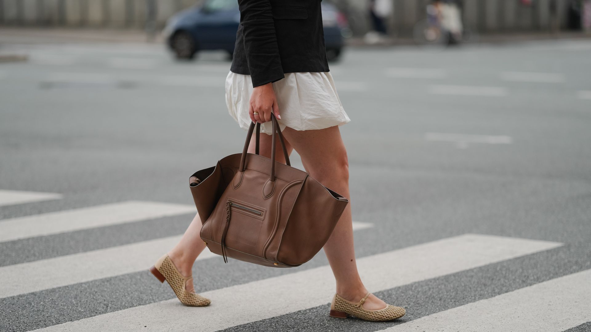 Look con minifalda globo y bolso marrón