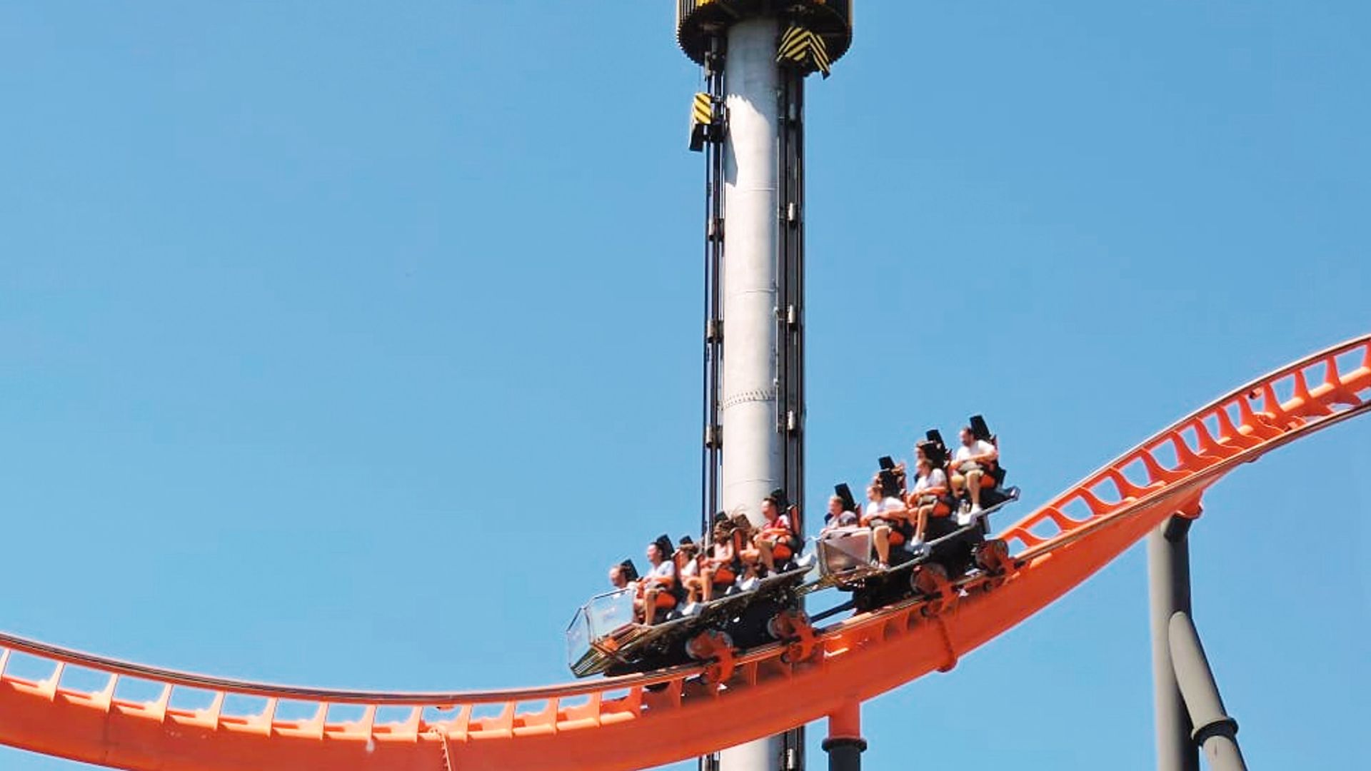 Montaña rusa del parque de atracciones de Madrid en Casa de Campo.