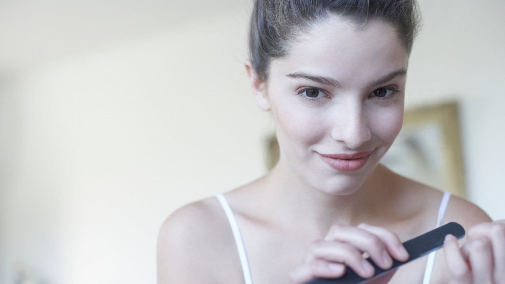Este es el motivo de tener manchas blancas en las uñas y así puedes eliminarlas