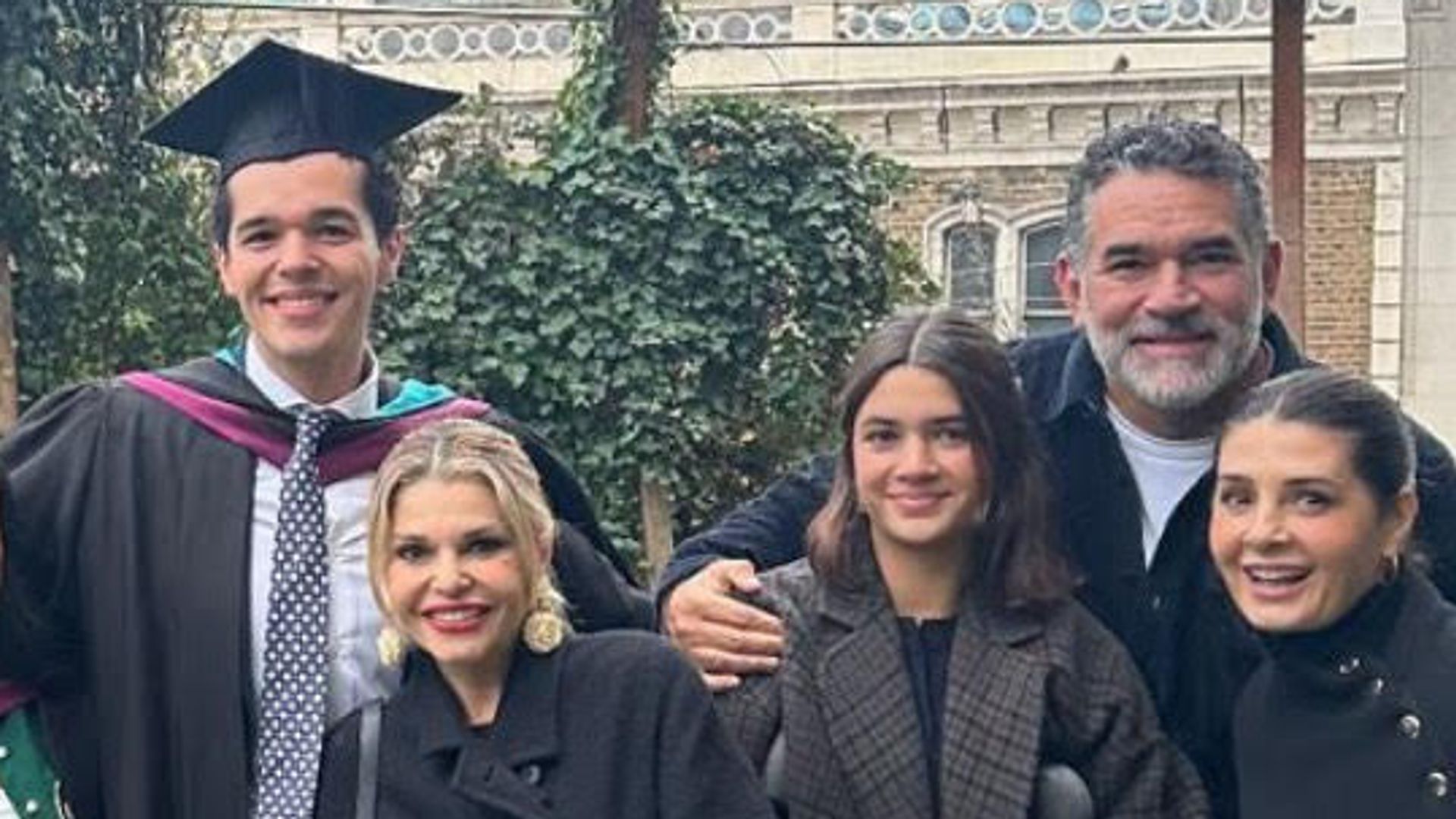Itatí Cantoral, Eduardo Santamarina y Mayrín Villanueva se reunieron en Londres para celebrar la graduación de Eduardo.