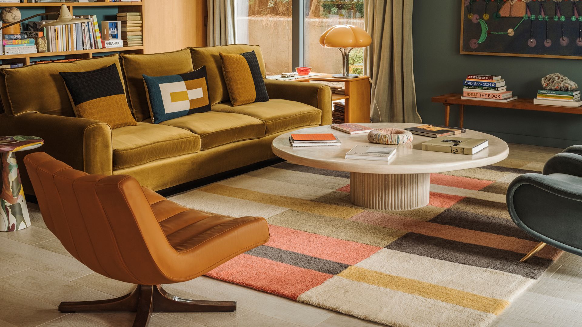 Salón con alfombra geométrica