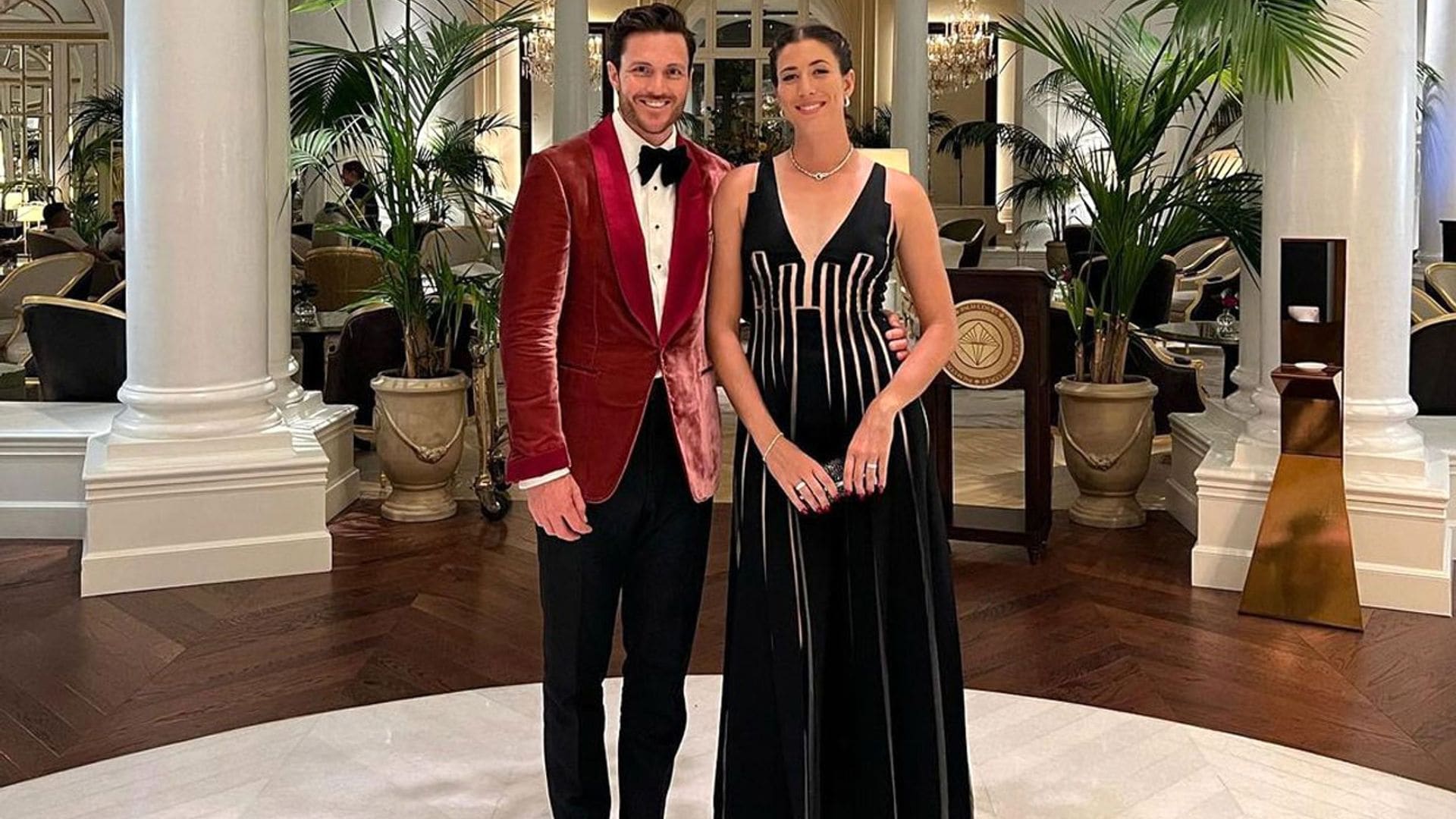 ¡Puro glamour! Garbiñe Muguruza y Arthur Borges derrochan amor y elegancia en una velada inolvidable