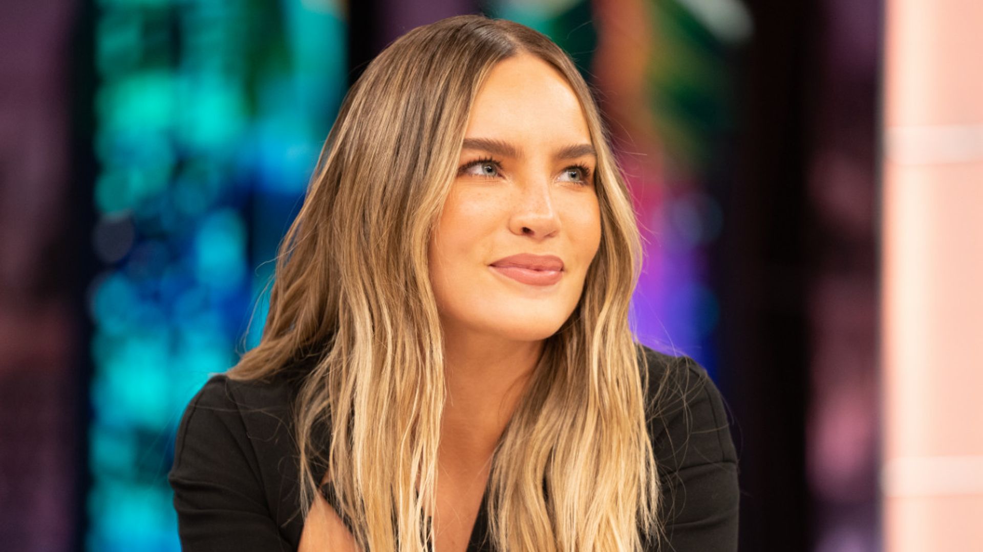 Belinda piropea a su compañera Amaia Salamanca y recuerda el 'ataque' de un fan en un concierto
