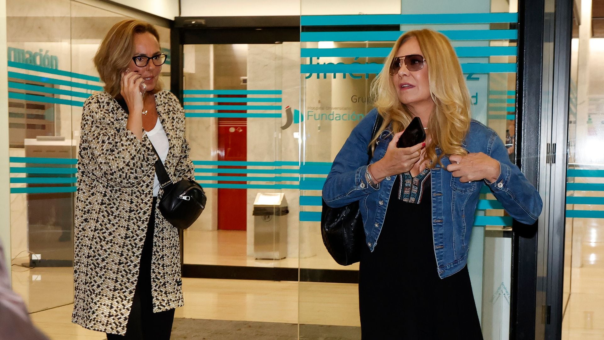 Plano medio de Rocío Carrasco y Belén Rodríguez en un hospital