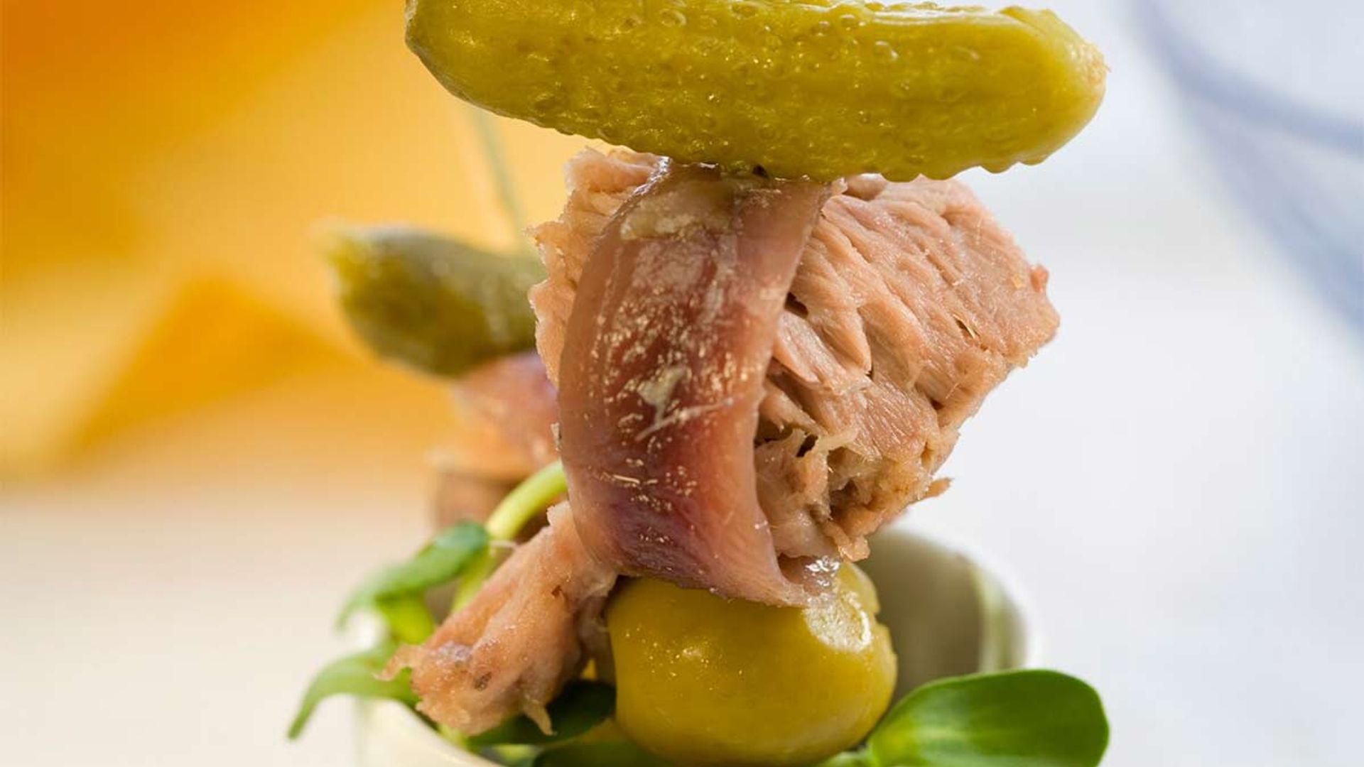 Pincho de pepinillo, bonito, anchoa y aceituna