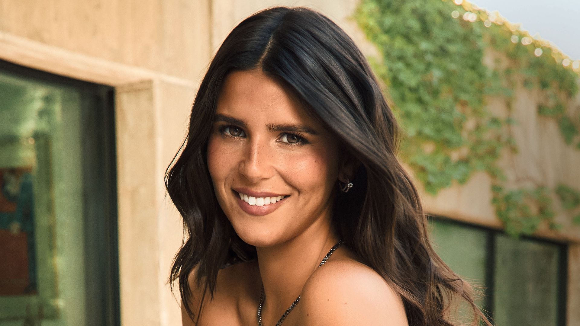 A sus 26 años, de lo que está por venir le ilusiona todo. Tana es una mujer comprometida con lo que hace, con muchas ganas de aprender porque "cada día te enseña algo" y con la mirada puesta en el futuro. Aquí, con pendientes cruzados de oro con rodio negro con diamante central blanco y diamantes negros; y el collar Rivière de oro blanco con diamantes negros.