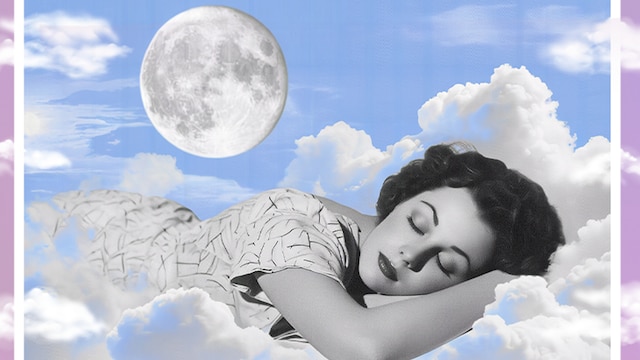 Creatividad de mujer durmiendo en las nubes