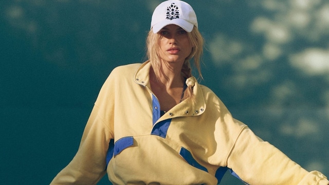 Mujer rubia con gorra en una pista de tenis