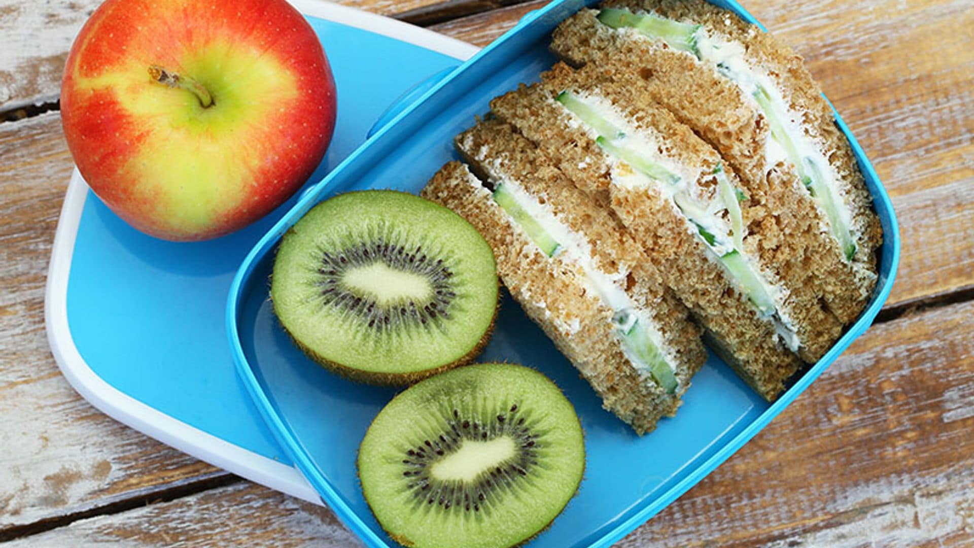 Sándwich de pepino con queso cremoso. Táper de dieta