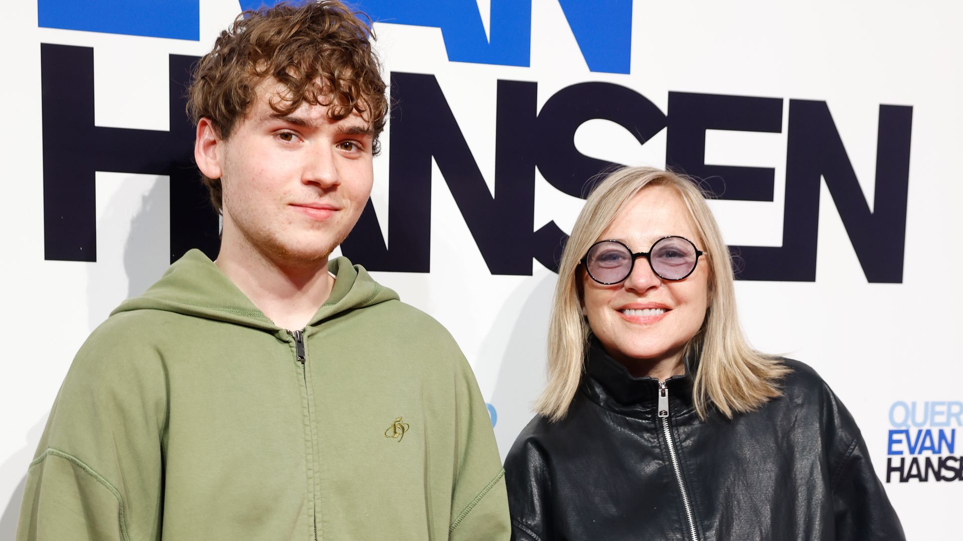 Pilar Castro con su hijo Pablo en el estreno del musical 'Querido Evan Hansen' el 22 de octubre de 2026 en Madrid 