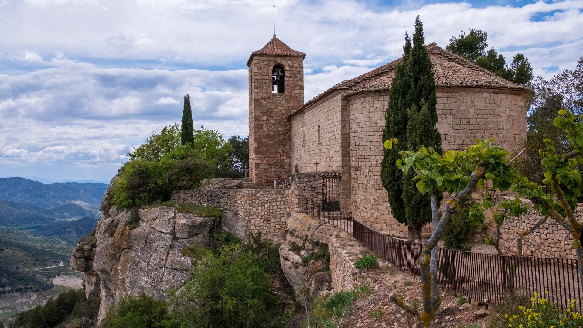 Viñedos heroicos, pueblos medievales y spas de lujo: así se disfruta el Priorat en otoño