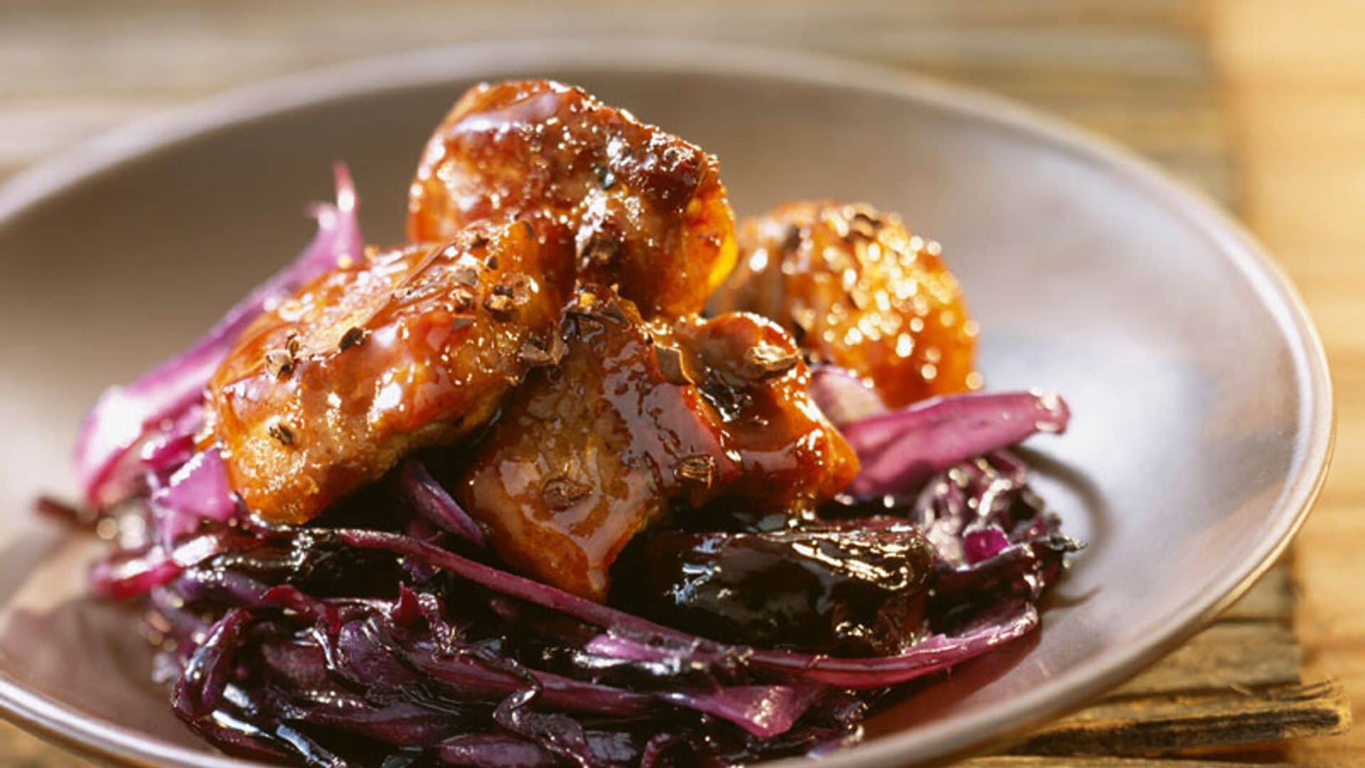 Pato caramelizado con lombarda, ciruelas y salsa de café