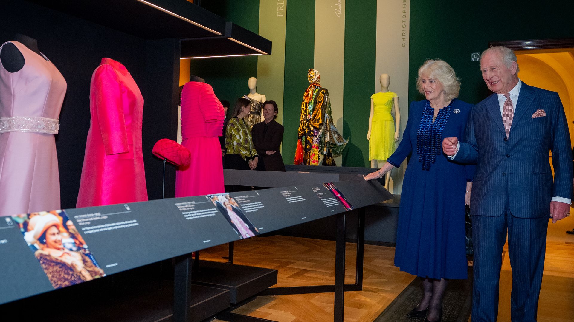 Carlos III y Camilla reabren el armario más fascinante de Isabel II: más de 4.000 piezas, vestidos históricos y un trébol secreto de la suerte