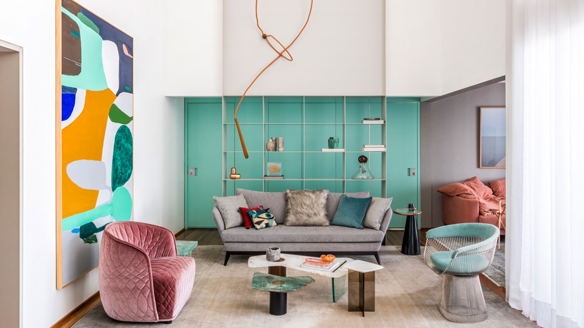 Un piso moderno con un interiorismo marcado por el lujo y el color