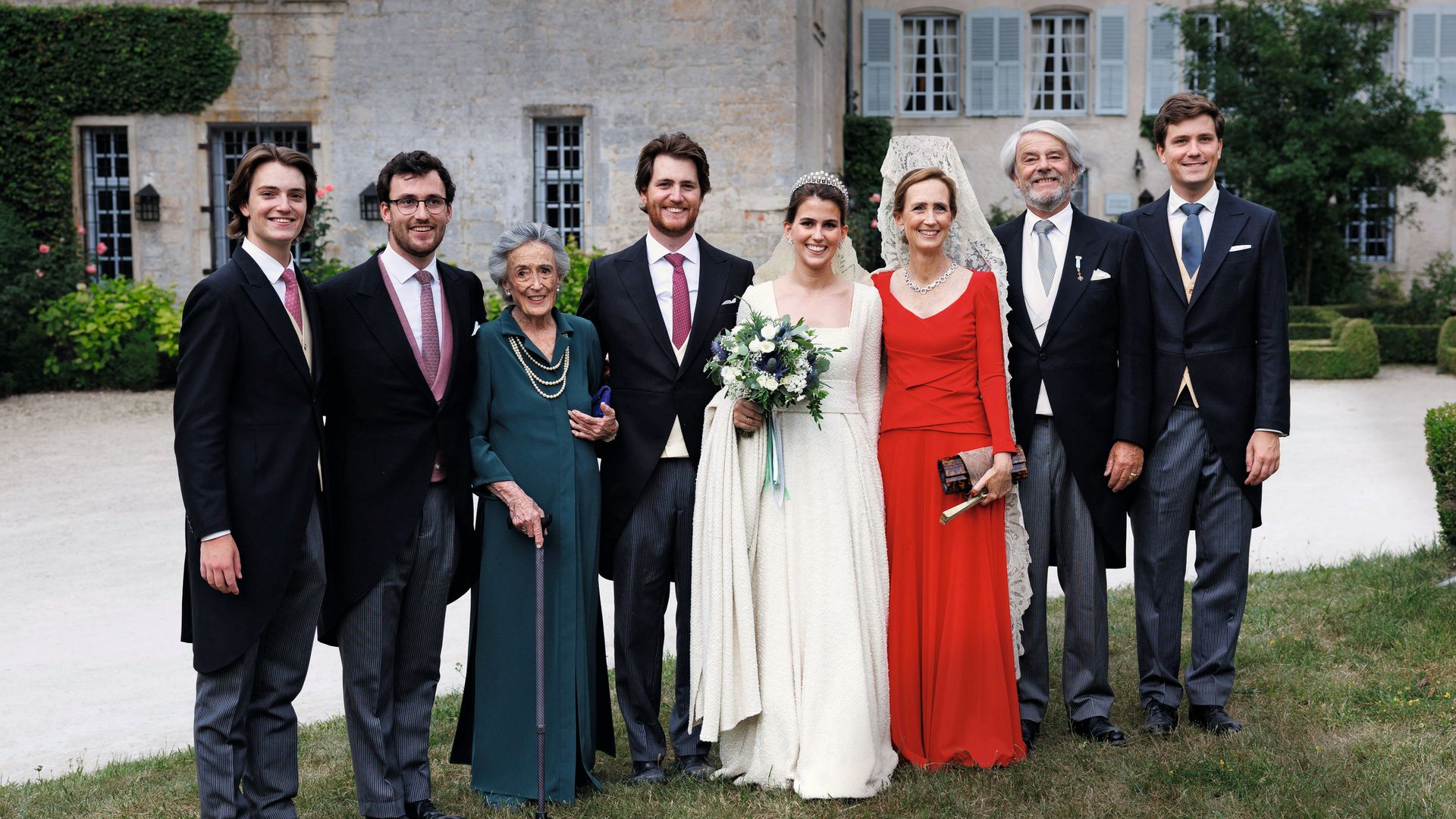 Los recién casados (en el centro) con los hermanos del novio, Jean Philippe, Alexandre y Louis Ferdinand, sus padres, Begoña Elzaburu y Jean François Denizot, y su abuela Bárbara Pérez de Guzmán