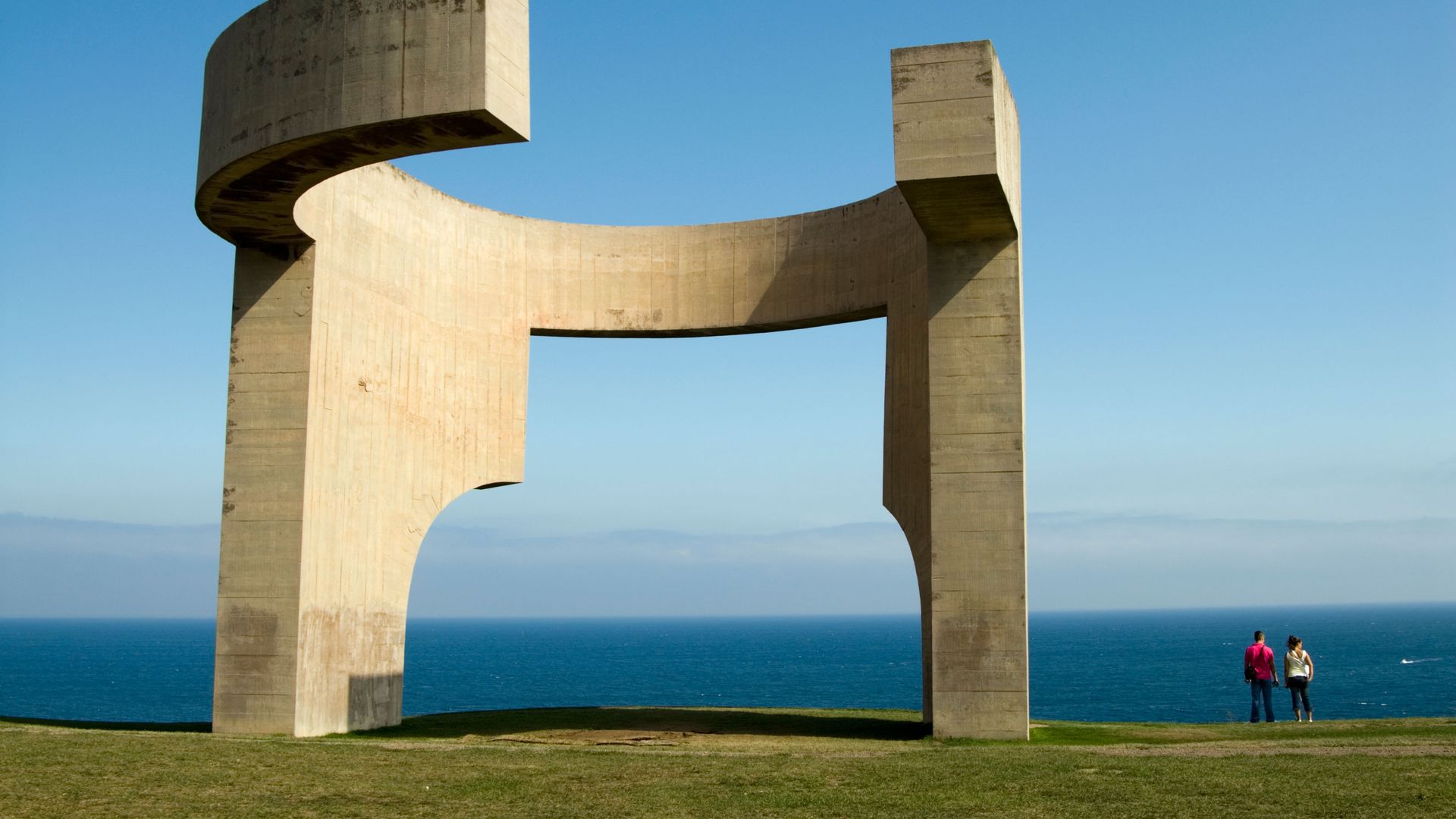 Escultura de Chillida, El elogio del horizonte, en el cerro de Santa Catalina, en Gijón
