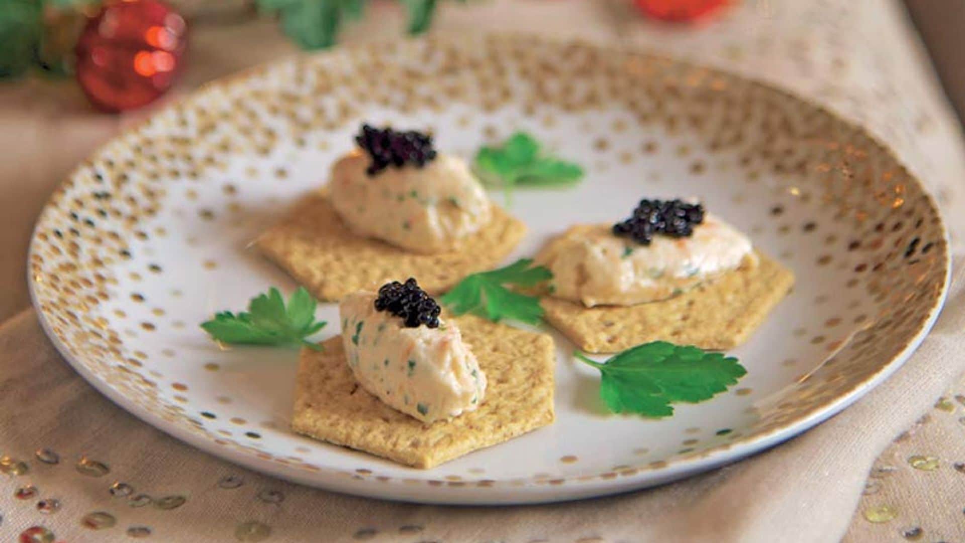 Galletas 'cracker' con 'mousse' de salmón ahumado y gambas