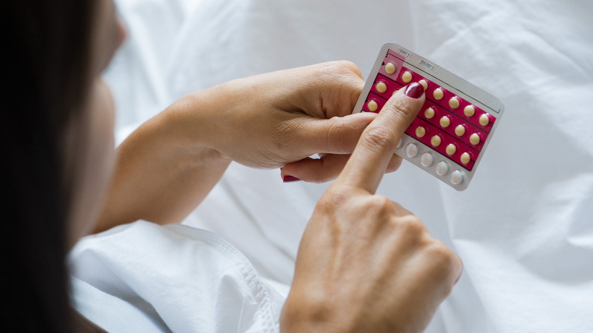 Mujer con píldora anticonceptiva