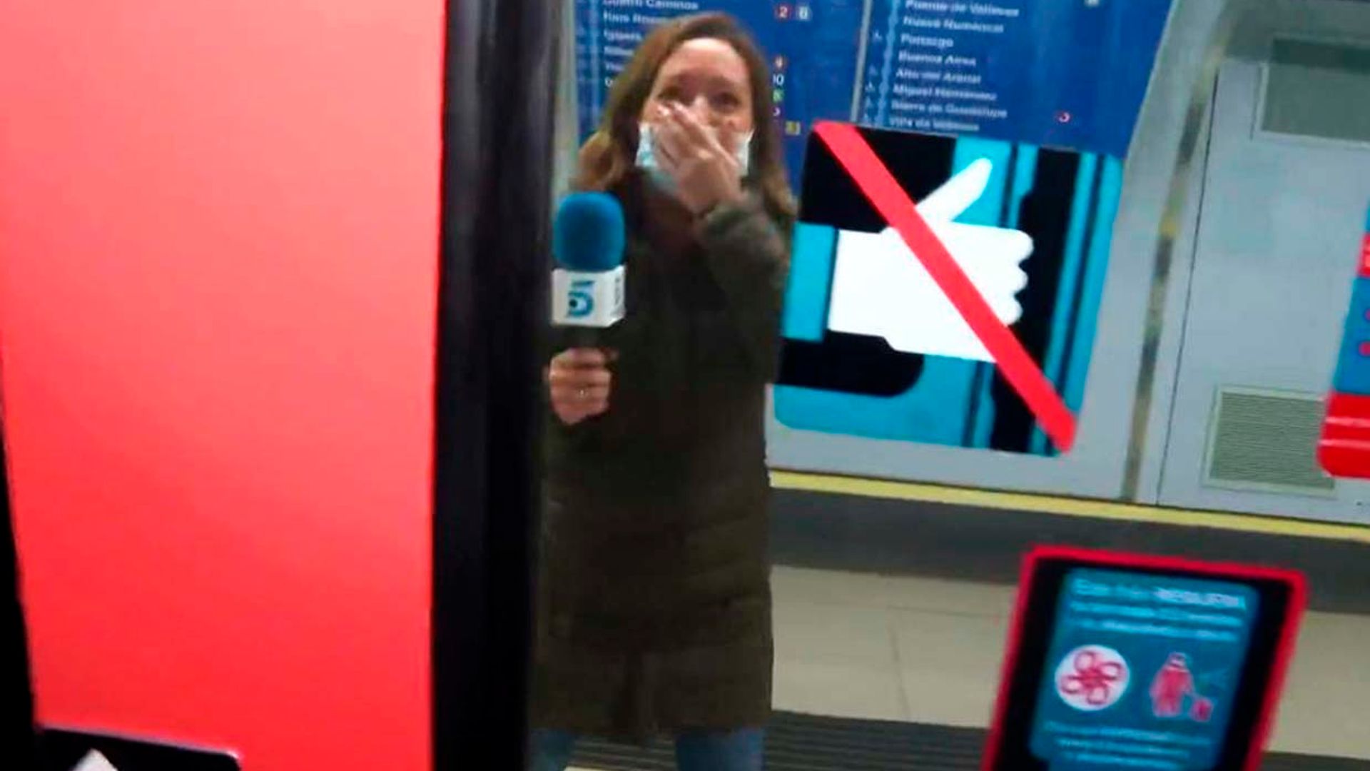 El vídeo de una reportera y su cámara, separados por las puertas del vagón del metro, que se ha hecho viral