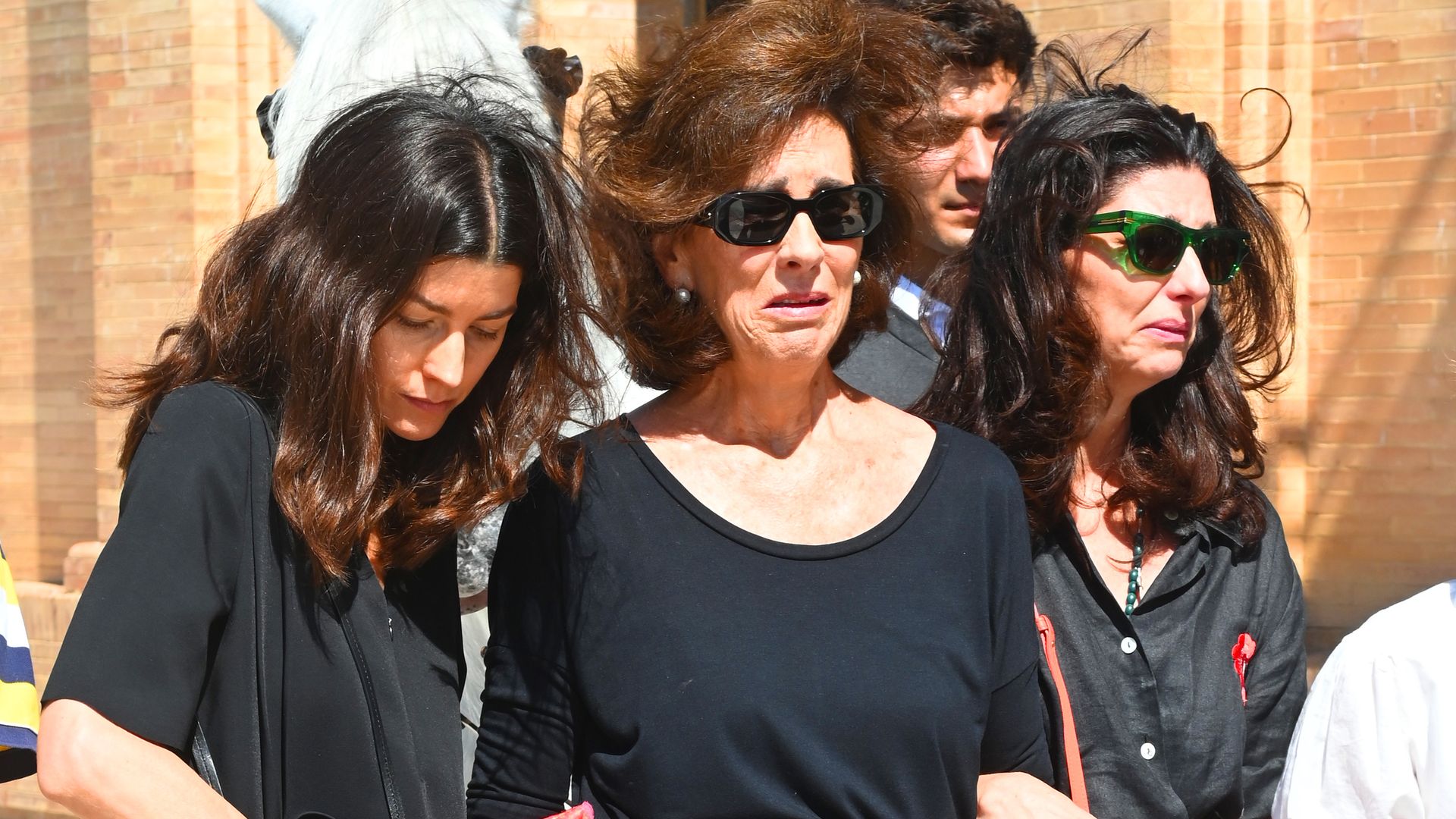 La viuda y las hijas de Rafael Peralta, rotas de dolor en su entierro arropadas por figuras del toreo