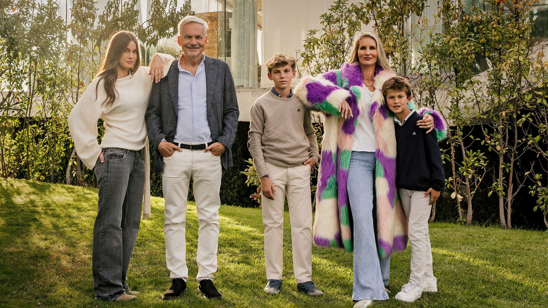 Martín y Nina posan con sus tres hijos, Mía, David y Ben, en el jardín de "Casa Vars", que es como se llama esta vivienda de perfiles irregulares, construida sobre una colina en la urbanización de La Moraleja