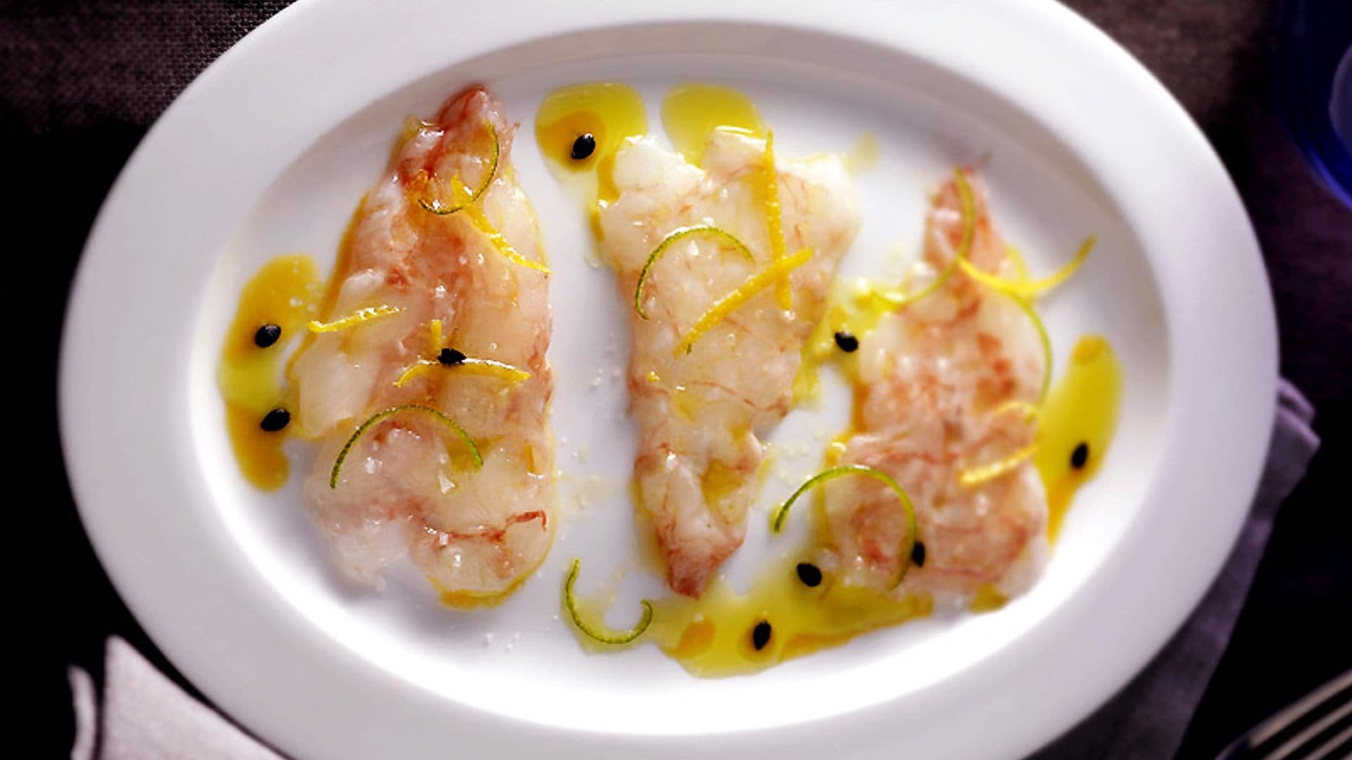 Carpaccio de langostinos con salsa de maracuyá