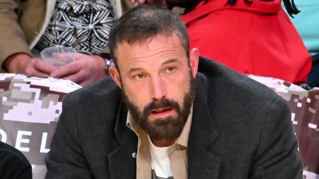 Plano medio de Ben Affleck viendo un partido de los Angeles Lakers
