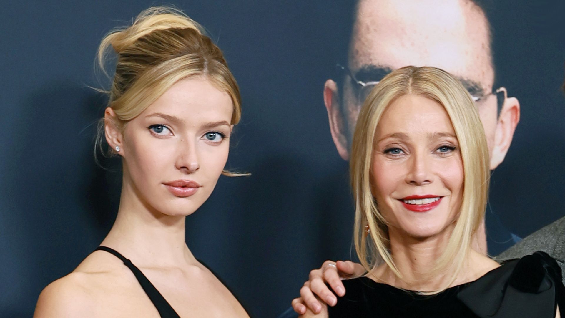 Apple Martin con su madre, Gwyneth Paltrow, en el estreno de "Marty Supreme" en Nueva York, en diciembre de 2025