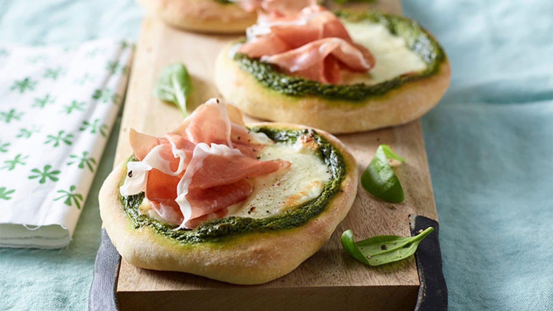 Mini pizzas con pesto de espinacas y pistacho, jamón y queso