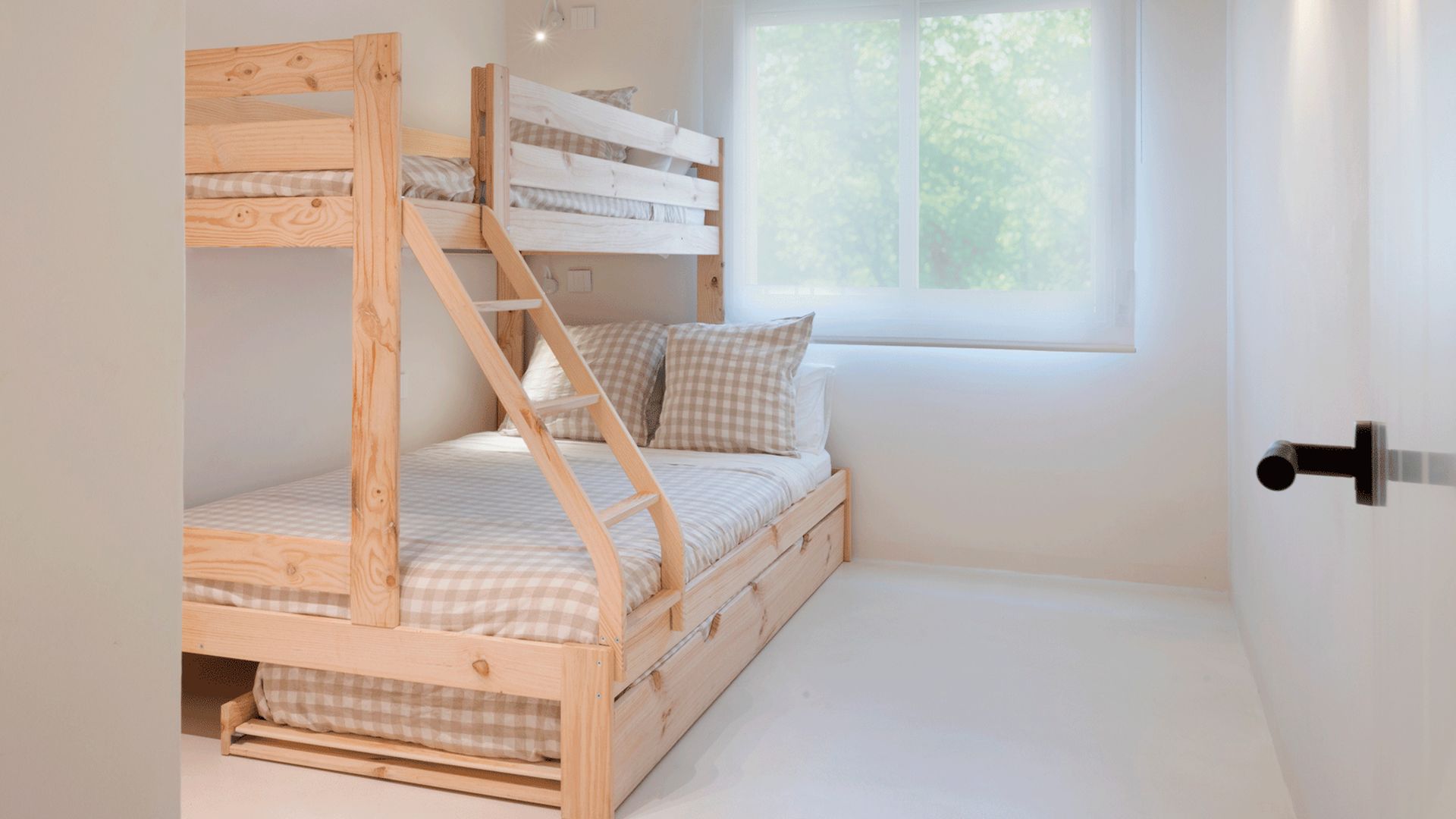 Dormitorio con varias camas