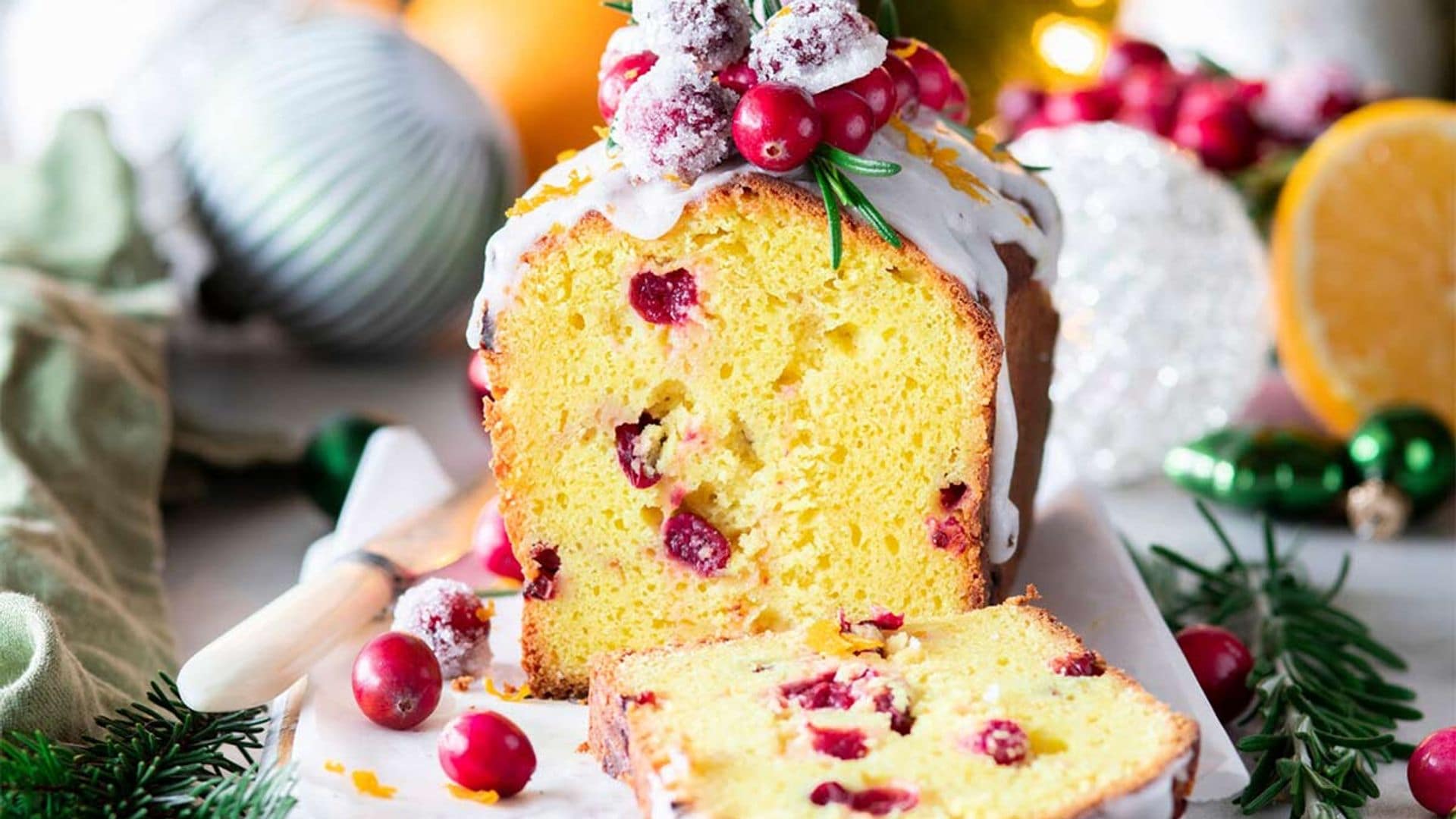 Bizcocho navideño de naranja con arándanos rojos