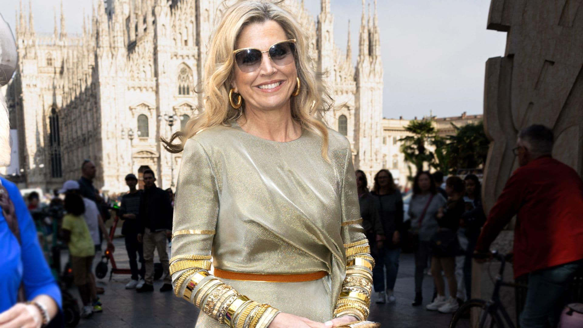 Máxima arriesga y gana recuperando su vestido de los 34 brazaletes y ahorra en joyas