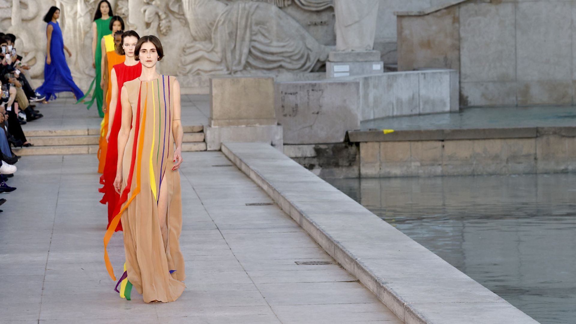 El arcoíris más primaveral de Akris llega a París